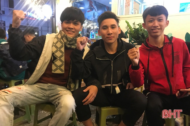 Người hâm mộ Hà Tĩnh hò reo chúc mừng U22 Việt Nam vào chung kết SEA Games