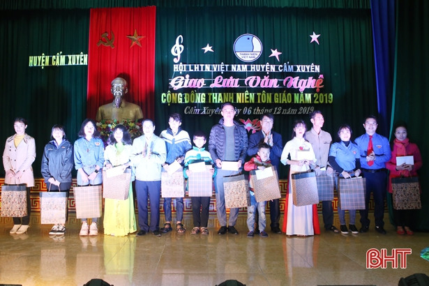Ấn tượng đêm văn nghệ cộng đồng thanh niên tôn giáo ở Cẩm Xuyên