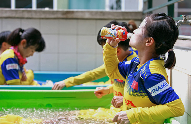 Vinamilk trao thưởng chúc mừng đôi tuyển Bóng đá nữ quốc gia vô địch Đông Nam Á 2019