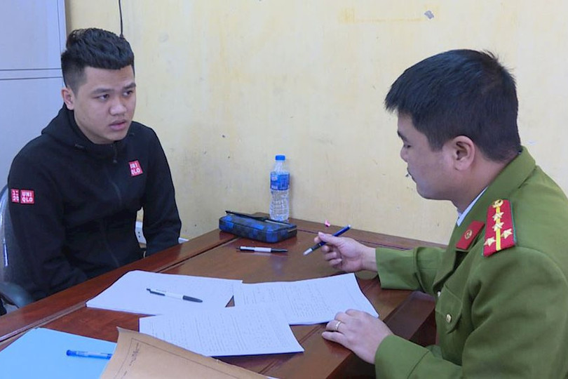 Lực lượng chức năng đang lấy lời khai của đối tượng Nguyễn Như Trường (Nguồn ảnh: bocongan.gov.vn) Triệt phá ổ nhóm tổ chức đánh bạc, cá độ bóng đá qua mạng quy mô gần 100 tỷ đồng