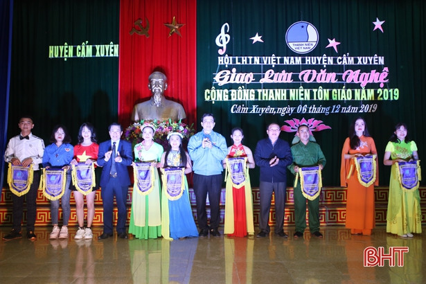 Ấn tượng đêm văn nghệ cộng đồng thanh niên tôn giáo ở Cẩm Xuyên