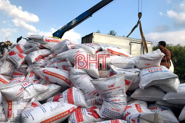 Xe tải chở gần 3 tấn thức ăn gia súc lật giữa QL 12C ở Hà Tĩnh