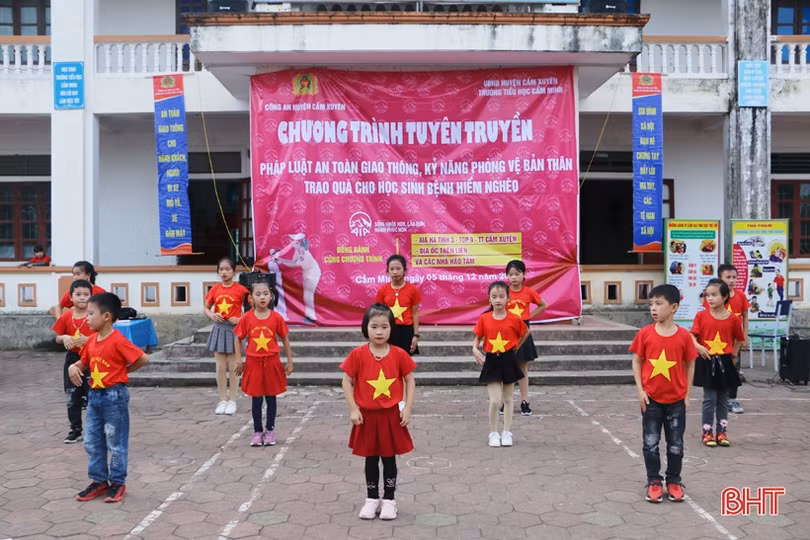 Gần 500 học sinh được giáo dục phòng, chống xâm hại tình dục và Luật Giao thông đường bộ