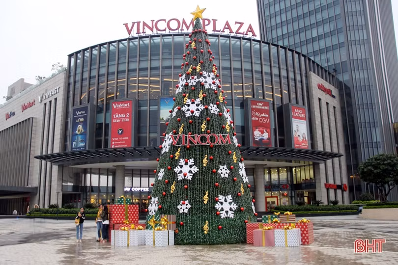 Thành phố Hà Tĩnh ngập tràn đồ trang trí Giáng sinh