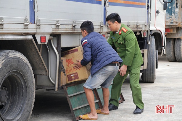 Thu giữ 10 ngàn bao thuốc lá lậu trên đường từ Quảng Trị ra Hà Nội