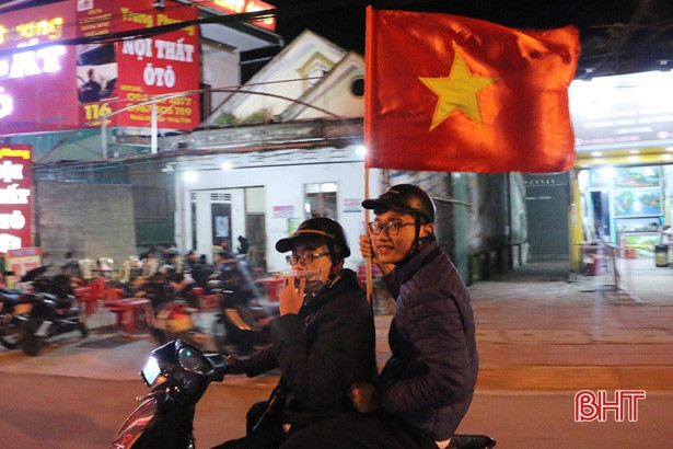 Người hâm mộ Hà Tĩnh hò reo chúc mừng U22 Việt Nam vào chung kết SEA Games