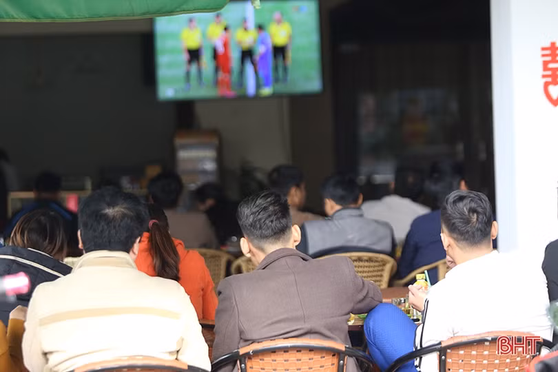 Người hâm mộ Hà Tĩnh “thót tim” với màn trình diễn của U22 Việt Nam