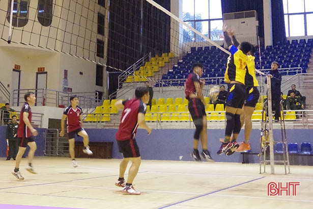 Hơn 300 VĐV Bộ CHQS Hà Tĩnh tranh tài tại giải quần vợt và bóng chuyền