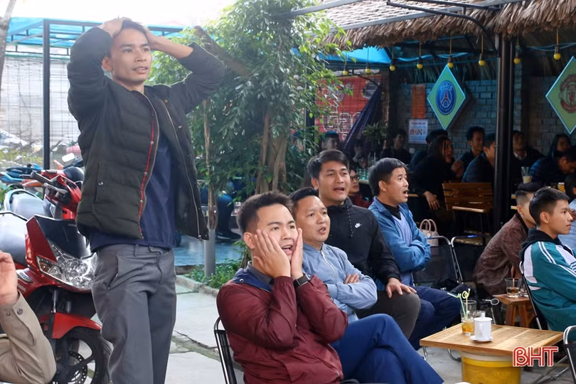 Người hâm mộ Hà Tĩnh “thót tim” với màn trình diễn của U22 Việt Nam