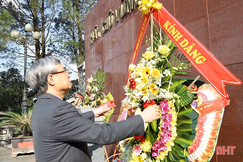 Thường trực Ban Bí thư Trần Quốc Vượng dâng hương tại Khu lưu niệm cố Tổng Bí thư Trần Phú
