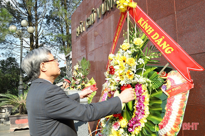 Thường trực Ban Bí thư Trần Quốc Vượng dâng hương tại Khu lưu niệm cố Tổng Bí thư Trần Phú