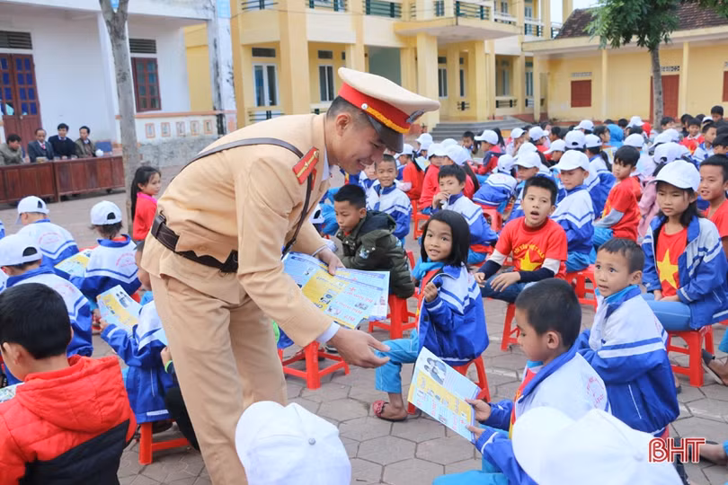 Gần 500 học sinh được giáo dục phòng, chống xâm hại tình dục và Luật Giao thông đường bộ