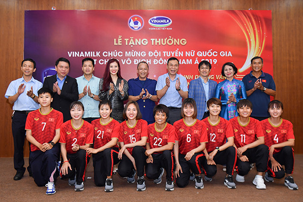 Vinamilk trao thưởng chúc mừng đôi tuyển Bóng đá nữ quốc gia vô địch Đông Nam Á 2019