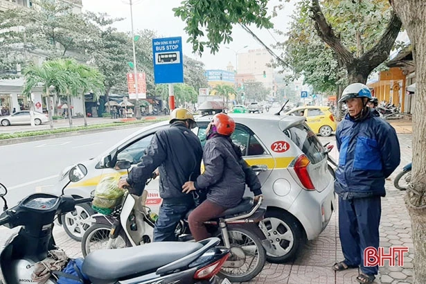 “Hoàng kim” không còn, nhiều “bác tài” vẫn bám trụ với nghề xe ôm