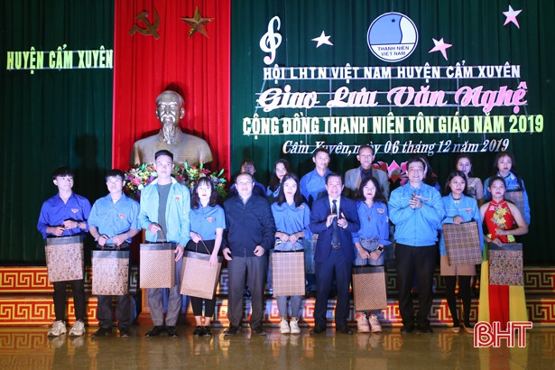Ấn tượng đêm văn nghệ cộng đồng thanh niên tôn giáo ở Cẩm Xuyên