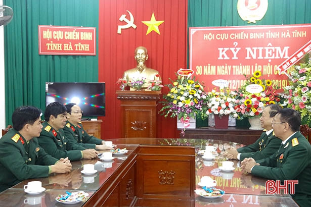 Lãnh đạo Bộ CHQS Hà Tĩnh chúc mừng Hội Cựu chiến binh