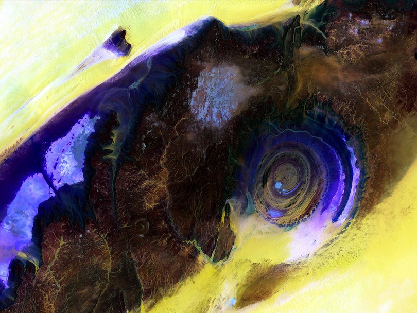 Mắt xanh bí ẩn trên sa mạc lớn nhất thế giới