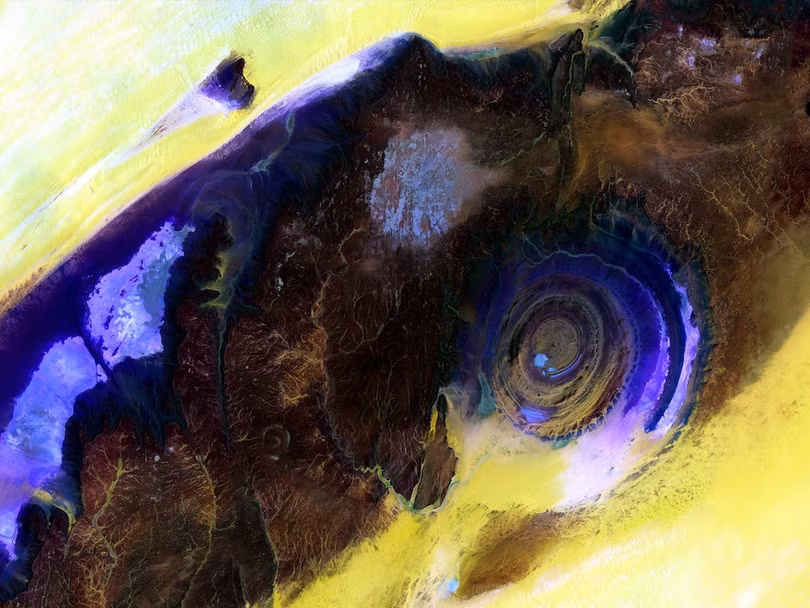 Mắt xanh bí ẩn trên sa mạc lớn nhất thế giới