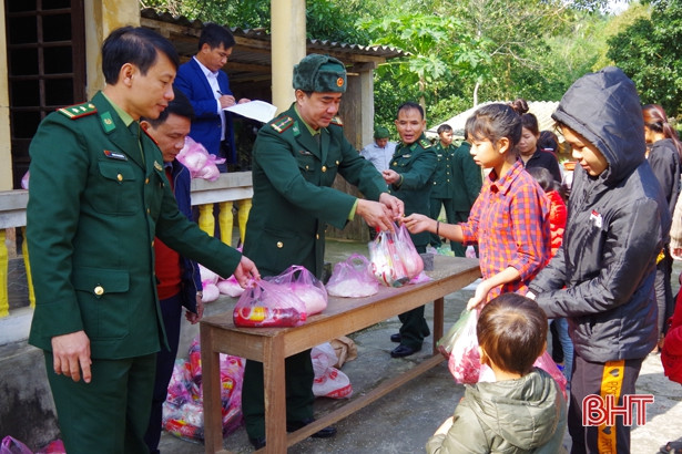 Chung tay vui Tết Chăm Cha Bới cho đồng bào dân tộc Chứt