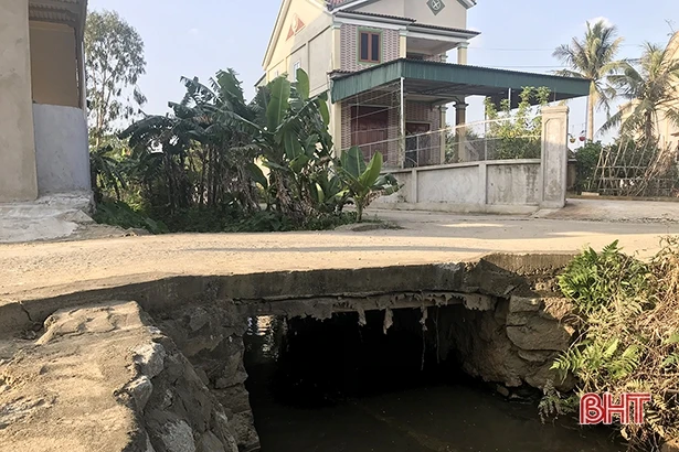 Nơm nớp lo sợ khi qua cầu không lan can ở Hà Tĩnh