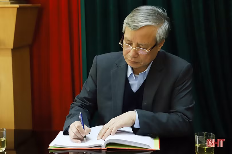 Thường trực Ban Bí thư Trần Quốc Vượng dâng hương tại Khu lưu niệm cố Tổng Bí thư Trần Phú