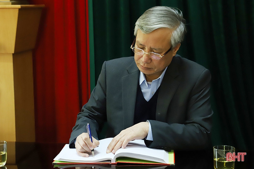 Thường trực Ban Bí thư Trần Quốc Vượng dâng hương tại Khu lưu niệm cố Tổng Bí thư Trần Phú