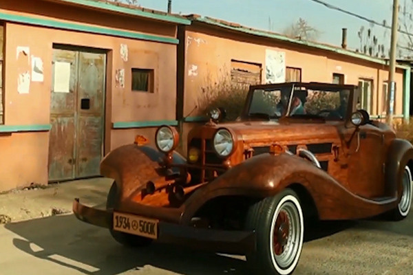 Đã mắt với chiếc xe Mercedes thể thao làm bằng gỗ chạy “mượt” như thật