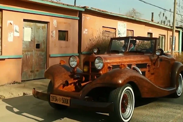 Đã mắt với chiếc xe Mercedes thể thao làm bằng gỗ chạy “mượt” như thật