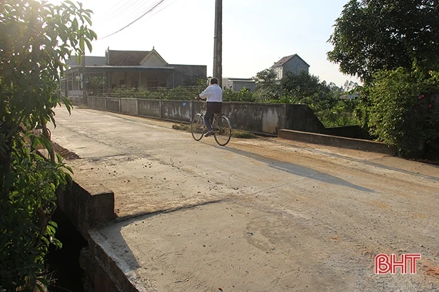 Nơm nớp lo sợ khi qua cầu không lan can ở Hà Tĩnh