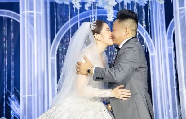 Hé lộ 6 bộ váy cưới lộng lẫy nhất của sao Việt trong năm 2019