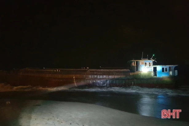 Tàu “vô chủ” dài khoảng 30m dạt vào bờ biển Hà Tĩnh