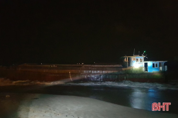 Tàu “vô chủ” dài khoảng 30m dạt vào bờ biển Hà Tĩnh