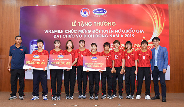 Vinamilk trao thưởng chúc mừng đôi tuyển Bóng đá nữ quốc gia vô địch Đông Nam Á 2019