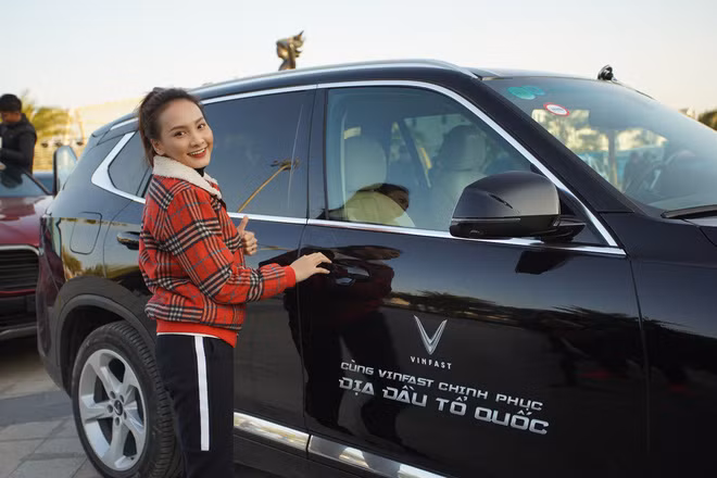 Dàn xe VinFast xếp thành hình chữ V khổng lồ - biểu tượng cho tinh thần mãnh liệt Việt Nam