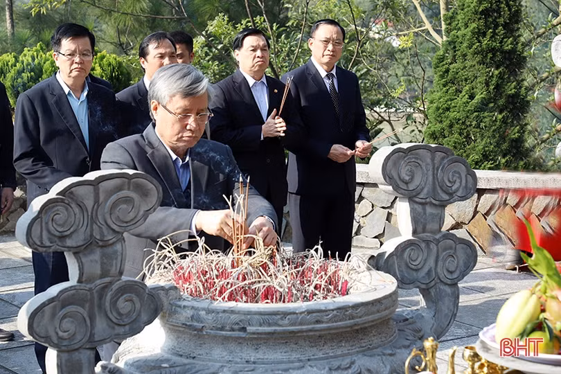 Thường trực Ban Bí thư Trần Quốc Vượng dâng hương tại Khu lưu niệm cố Tổng Bí thư Trần Phú