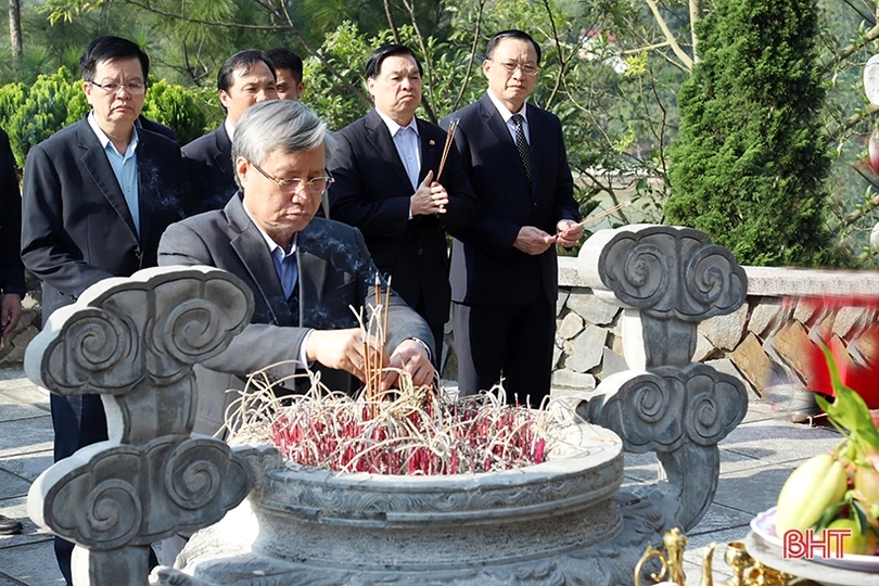 Thường trực Ban Bí thư Trần Quốc Vượng dâng hương tại Khu lưu niệm cố Tổng Bí thư Trần Phú