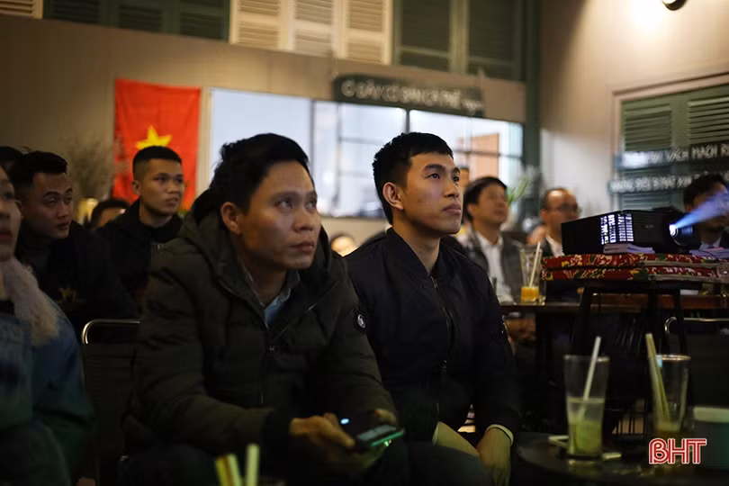 Người hâm mộ Hà Tĩnh “thót tim” với màn trình diễn của U22 Việt Nam