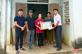 Hội đồng hương xứ Nghệ tại Hải Phòng tặng quà, chúc mừng học sinh đạt thành tích tốt