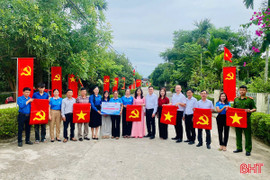 Cờ hoa rực rỡ, lòng người náo nức hướng về ngày hội lớn
