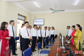Phó Chủ tịch Quốc hội Vũ Hồng Thanh làm việc với xã Đồng Tiến, tặng quà cho người có công, hộ nghèo
