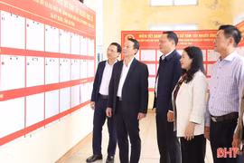 Chủ tịch UBND tỉnh và 7 ứng cử viên đại biểu HĐND tỉnh tiếp xúc cử tri