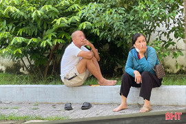 Phản cảm hình ảnh phì phèo thuốc lá trong khuôn viên bệnh viện 