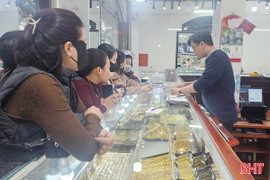 Giá vàng tăng vọt, nhiều nhà đầu tư phấn khởi "về bờ"