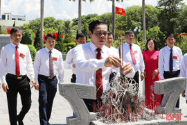Đoàn đại biểu Đảng bộ UBND tỉnh Hà Tĩnh báo công dâng Bác trước thềm đại hội