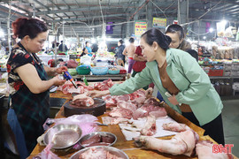 Mặt hàng bán lẻ nào ở Hà Tĩnh có doanh thu cao nhất trong 4 tháng? 