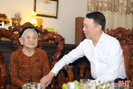 Chủ tịch UBND tỉnh Phan Thiên Định thăm hỏi, tặng quà gia đình có công với cách mạng