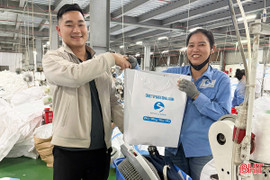 Xuân ấm áp từ những phần quà trao tay người lao động