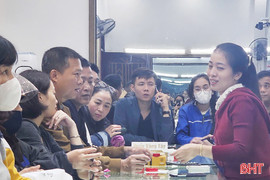 Giá vàng "lao dốc": Nhiều người dân Hà Tĩnh chấp nhận lỗ để "thoát hàng"!