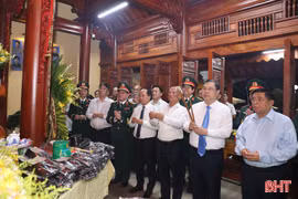 Phó Thủ tướng Thường trực Chính phủ dâng hương tại Khu di tích lịch sử Bãi Dừa