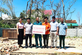 Một doanh nghiệp hỗ trợ 500 triệu đồng cho người dân Cổ Đạm khắc phục hậu quả của bão